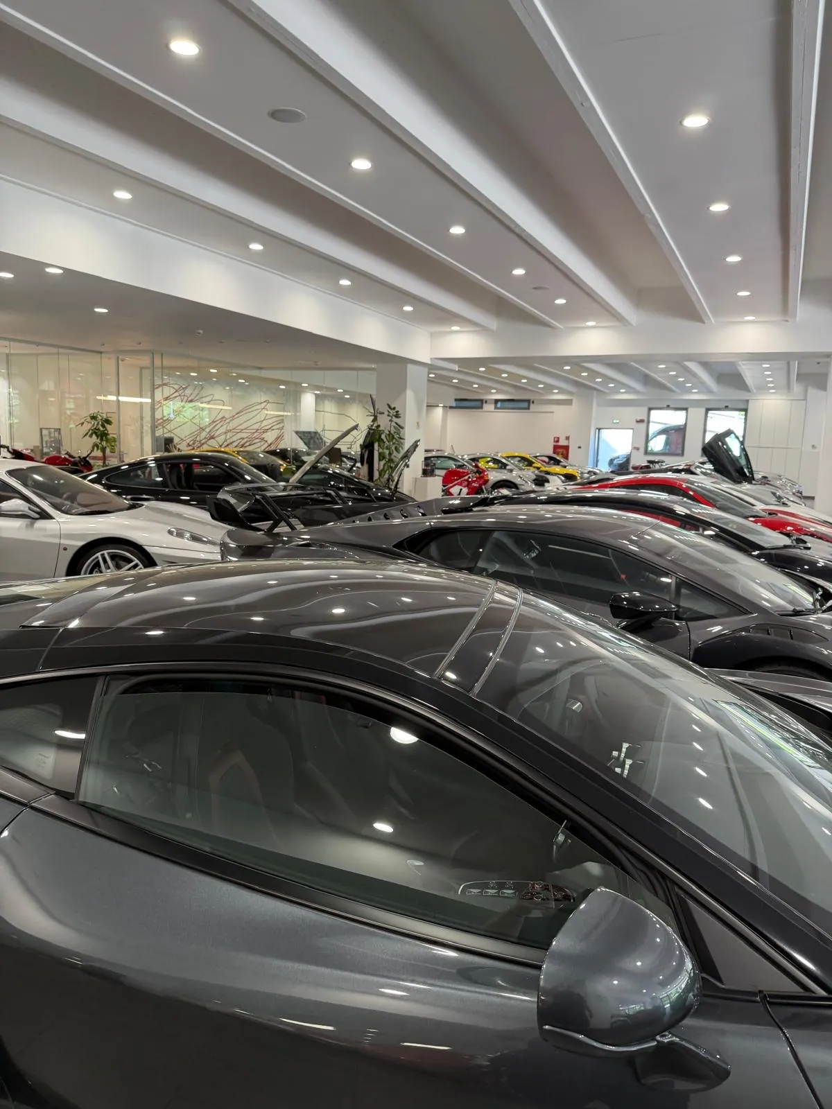 Vue d'ensemble du showroom Auto Vergiate à Vergiate