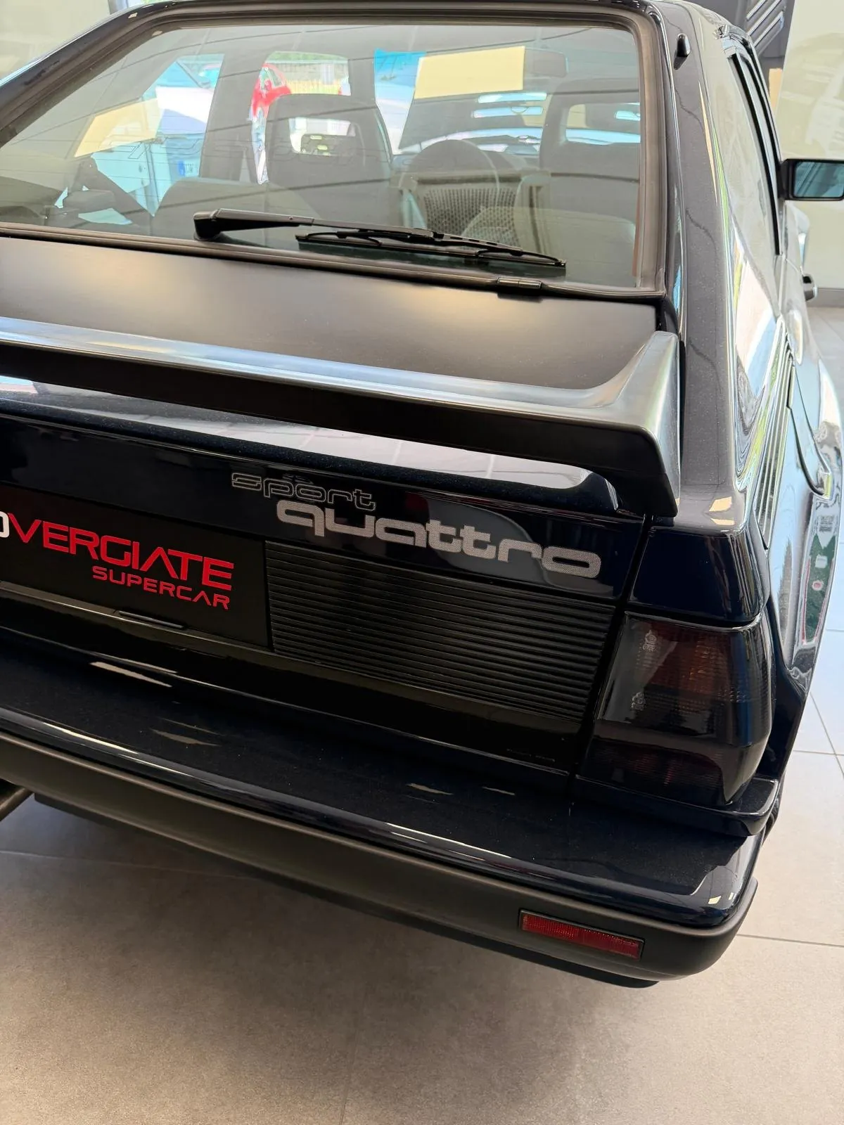 Audi Sport quattro dans le showroom Auto Vergiate