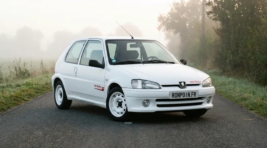 Peugeot 106 Rallye blanche sur une route de campagne — les youngtimers arrivent sur Ronpoin.fr