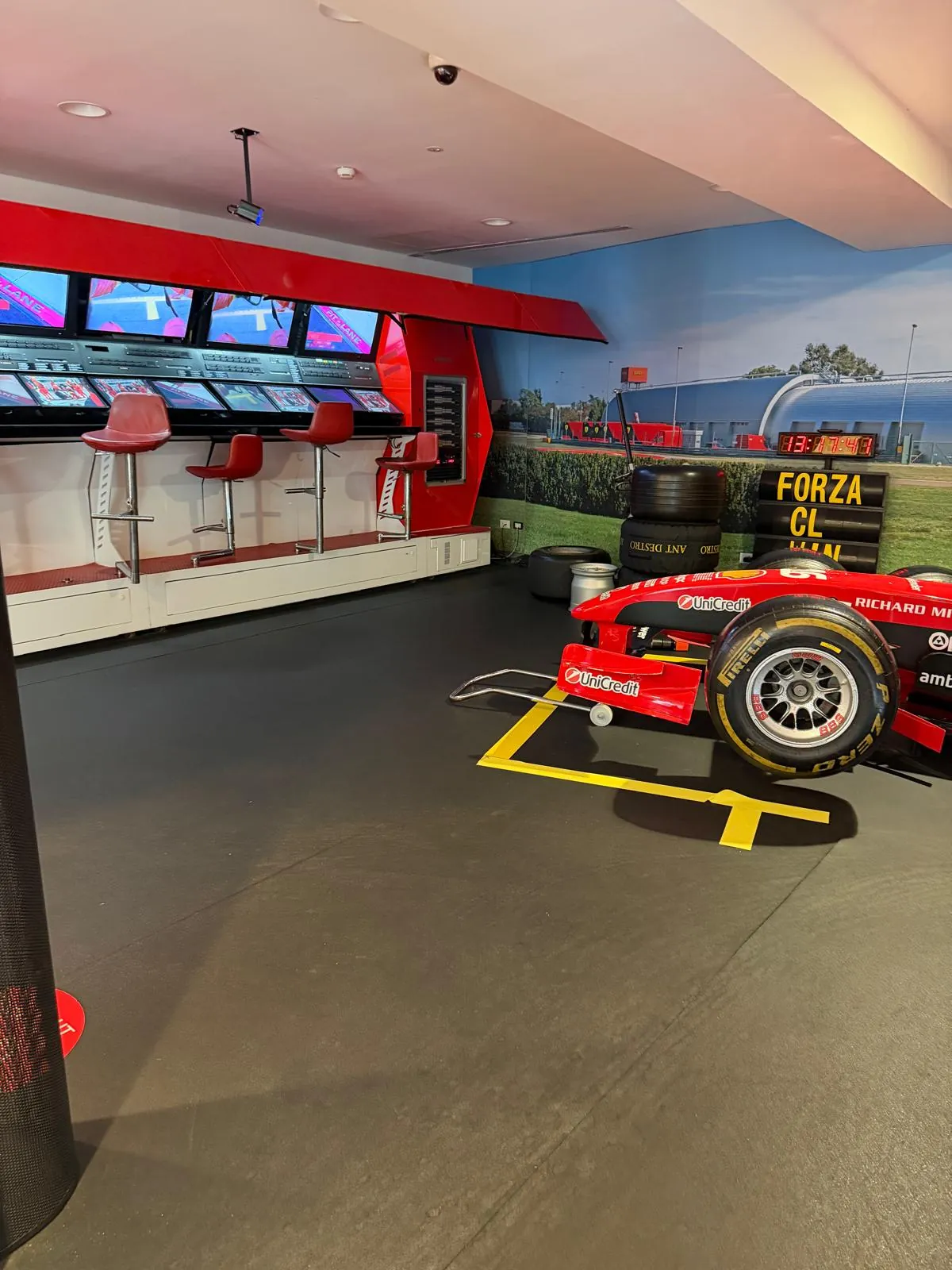 Une reconstitution du mur des stands et de la piste de Fiorano place immédiatement le visiteur dans l’univers de la Scuderia