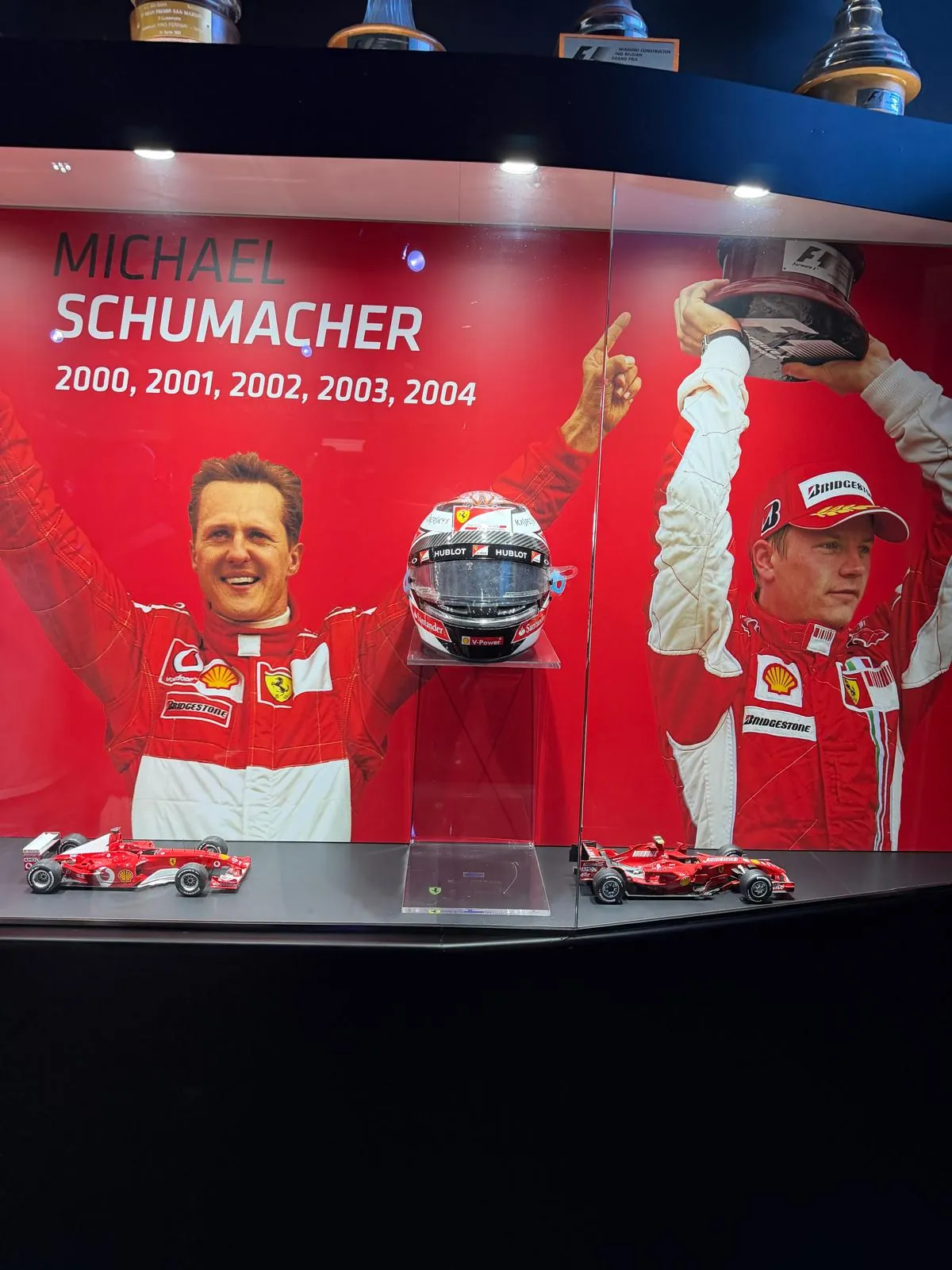 La scénographie rend hommage aux cinq titres mondiaux consécutifs de Michael Schumacher avec Ferrari