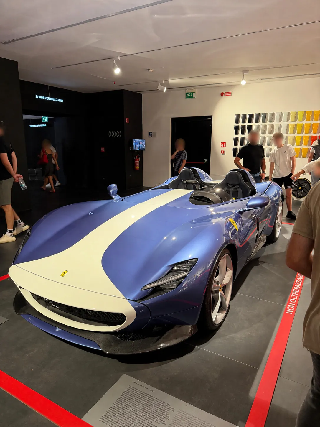 Ferrari Monza SP2 : deux places, absence de pare-brise traditionnel et hommage contemporain aux barchettas de course