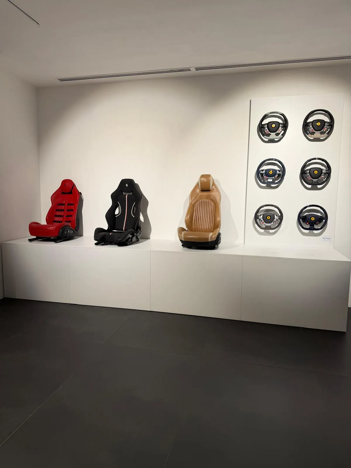 Sièges, volants et échantillons : la personnalisation Ferrari porte autant sur le toucher que sur la couleur