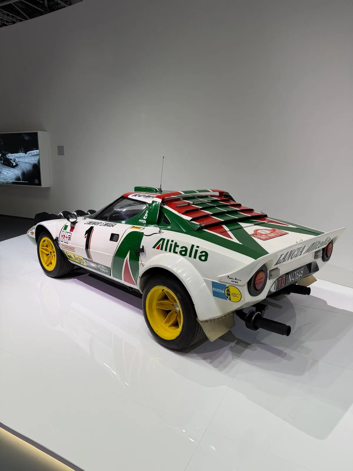 Lancia Stratos HF aux couleurs Alitalia : moteur V6 Ferrari central et silhouette devenue légendaire