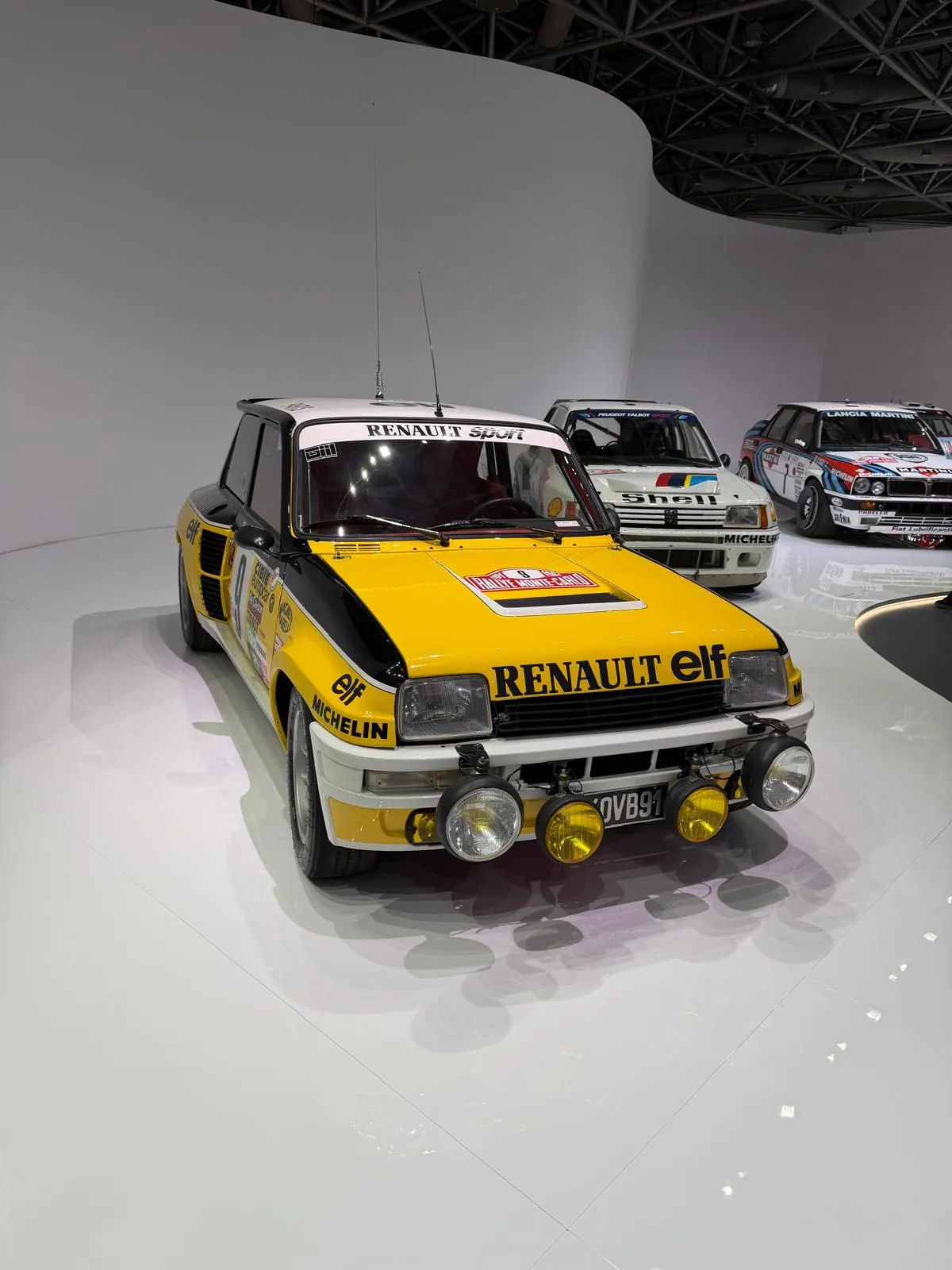 Renault 5 Turbo : une citadine profondément transformée, moteur central arrière et voies élargies