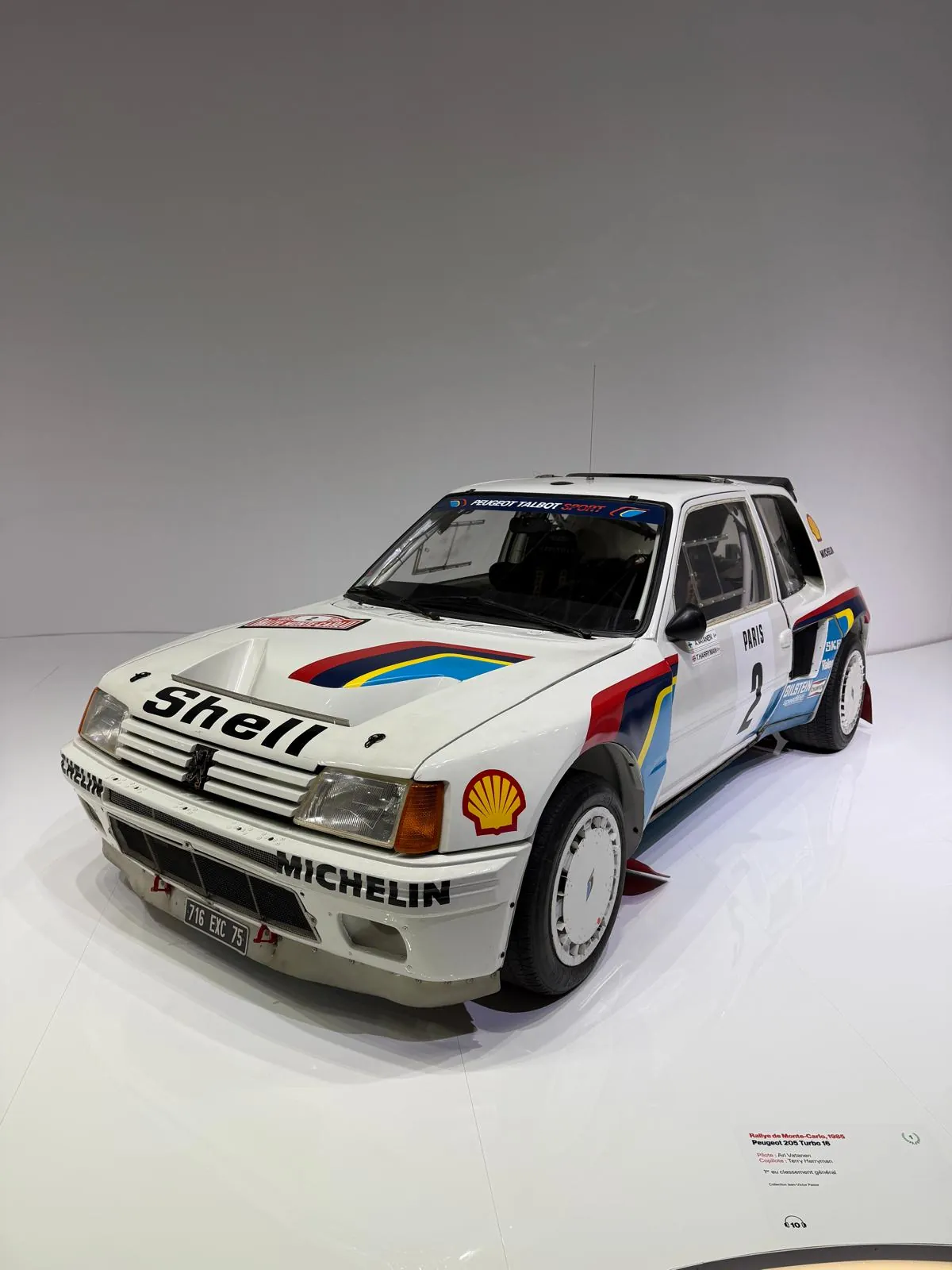Peugeot 205 Turbo 16 victorieuse en 1985 avec Ari Vatanen et Terry Harryman
