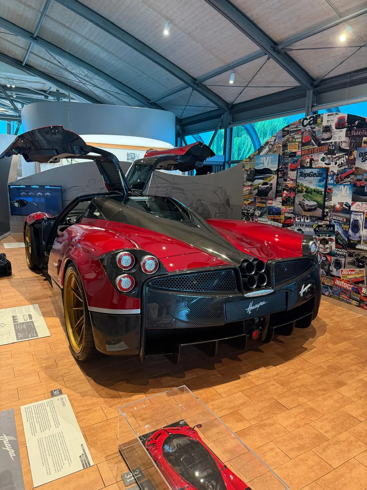 Pagani Huayra portes ouvertes devant un mur de presse