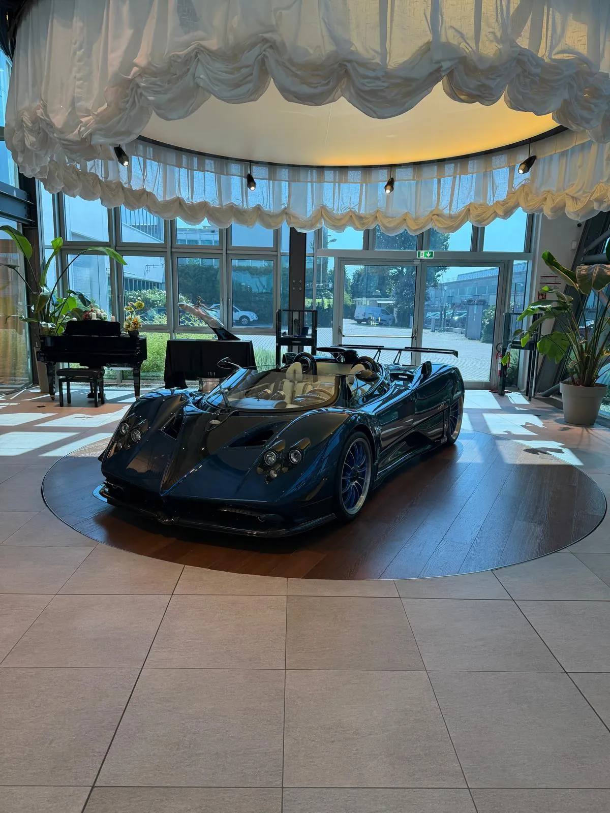 Pagani Zonda Roadster dans l'espace d'accueil du musée