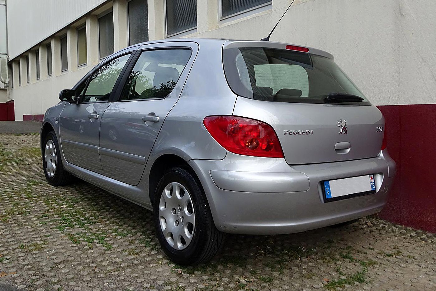 Peugeot 307 gris argent 5 portes de trois quarts arrière