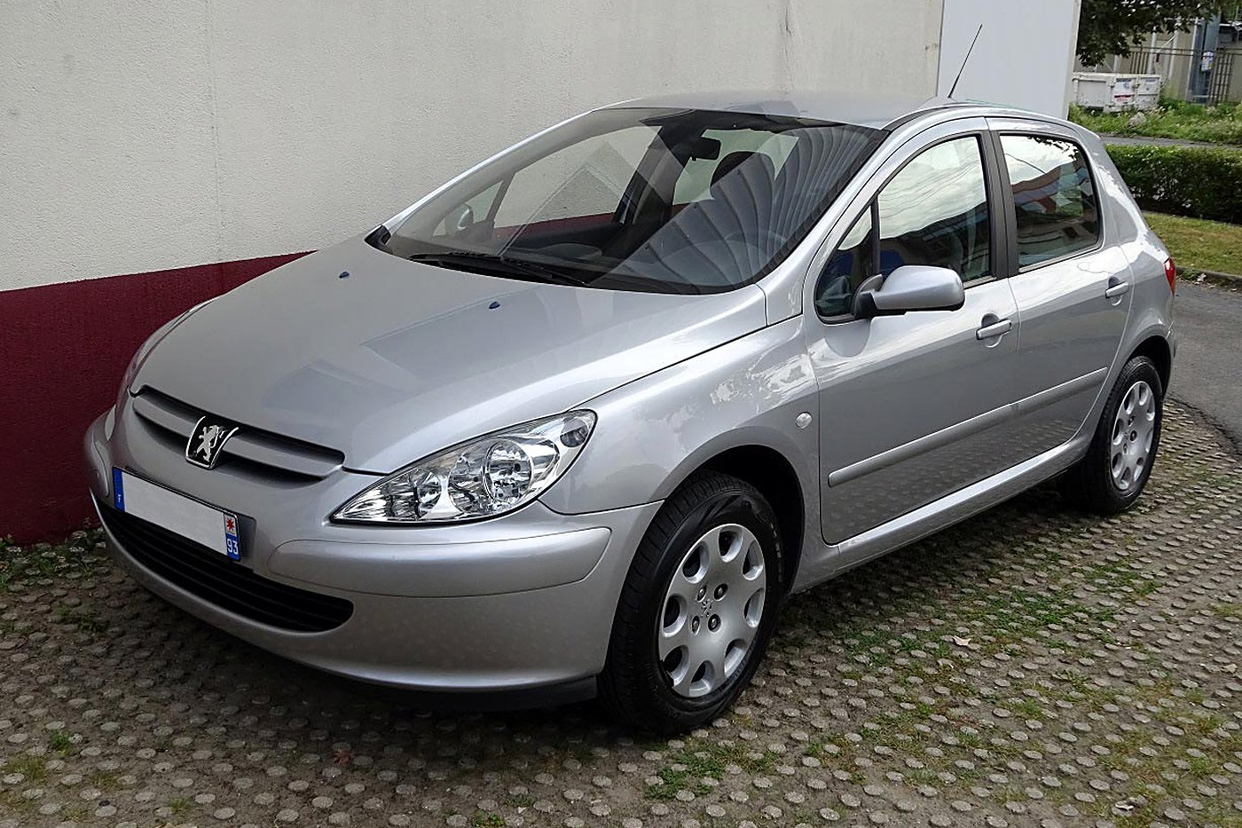 Peugeot 307 gris argent 5 portes de trois quarts avant
