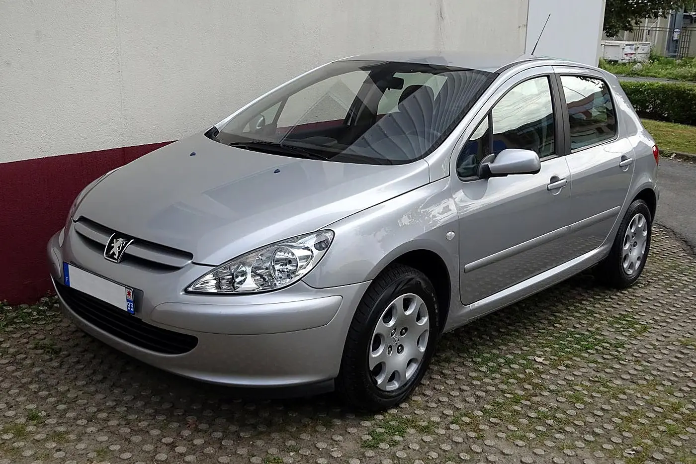 Peugeot 307 gris argent 5 portes de trois quarts avant