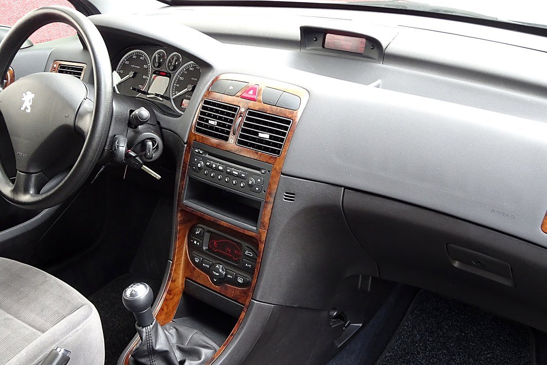 Planche de bord Peugeot 307 : volant, console et boîte manuelle