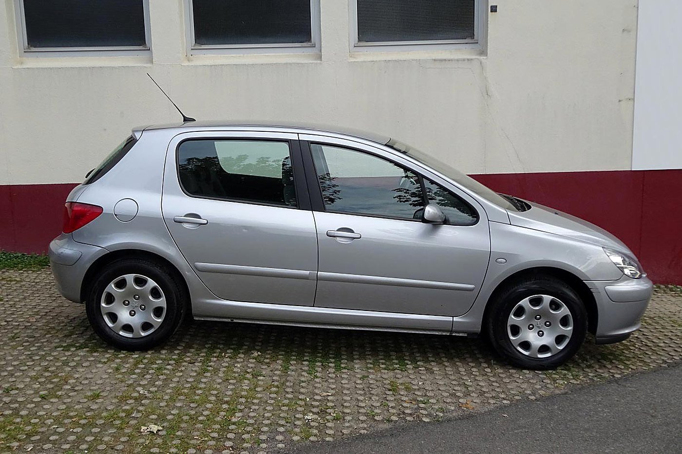 Peugeot 307 gris argent 5 portes de profil