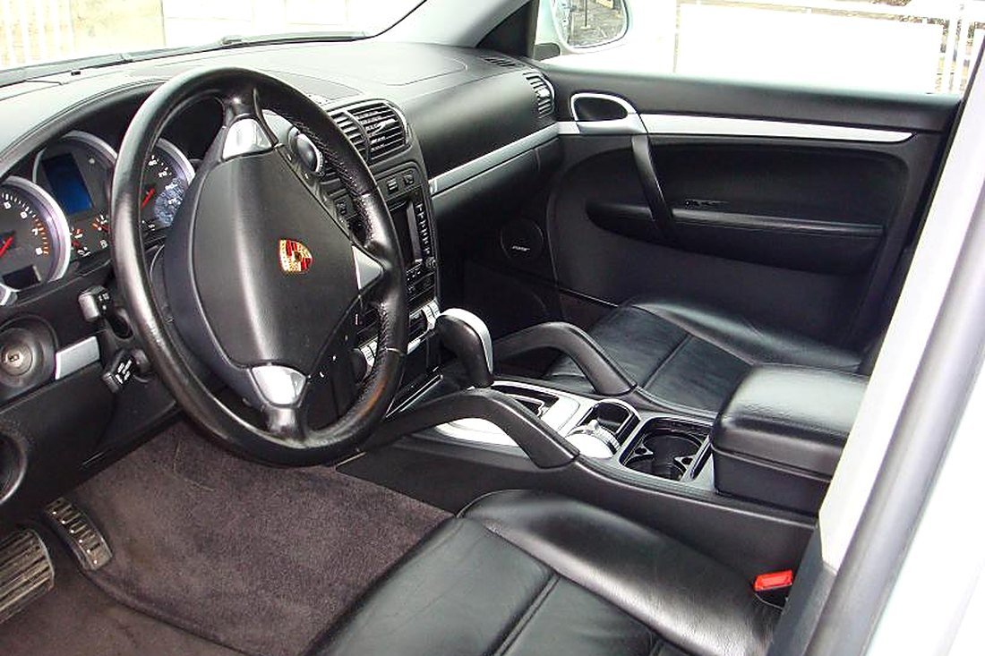 Poste de conduite Porsche Cayenne 955 : volant, cuir noir